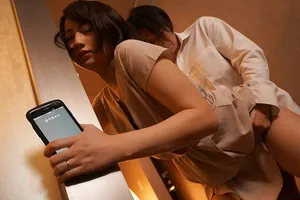 Bà xã đi họp lớp rồi quan hệ với nyc mặc cho anh xã ở nhà chờ
