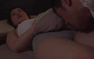 3 ngày ông xã đi công việc, cô vợ ở nhà nữa đêm bị bố ông chồng mò vào phòng
