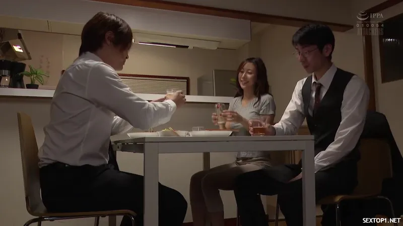 đến nhà cấp trên ở nhờ, ép quan hệ luôn cô vợ sếp