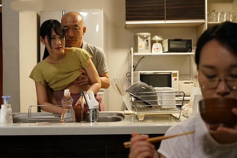 Chồng yêu trả bài con gái riêng của cô vợ khi biết vợ yêu không thể sinh con cho mình