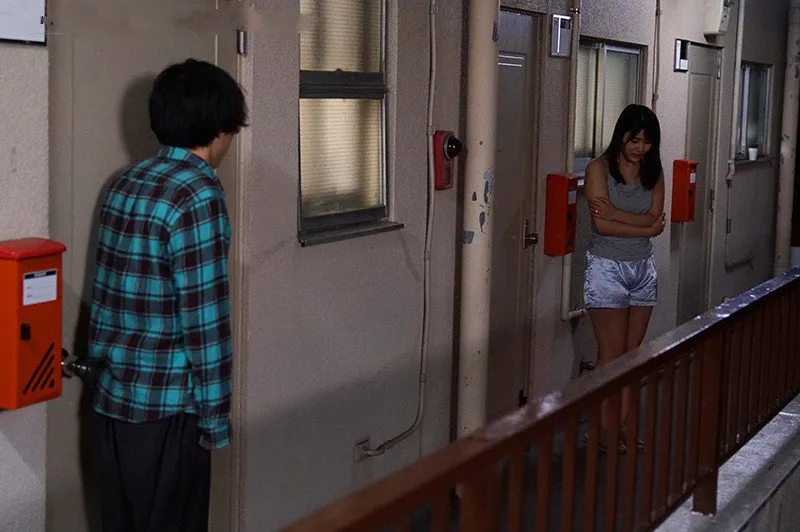 Bí mật lén lút với cô hàng xóm cãi nhau bị người chồng đuổi ra cửa